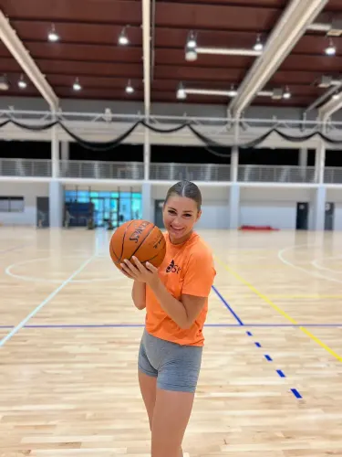 Instruktorka DELFINADA na hali sportowej